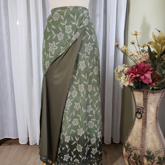 Gantos wrap floral green umbre skirt. - Picture 5 of 6